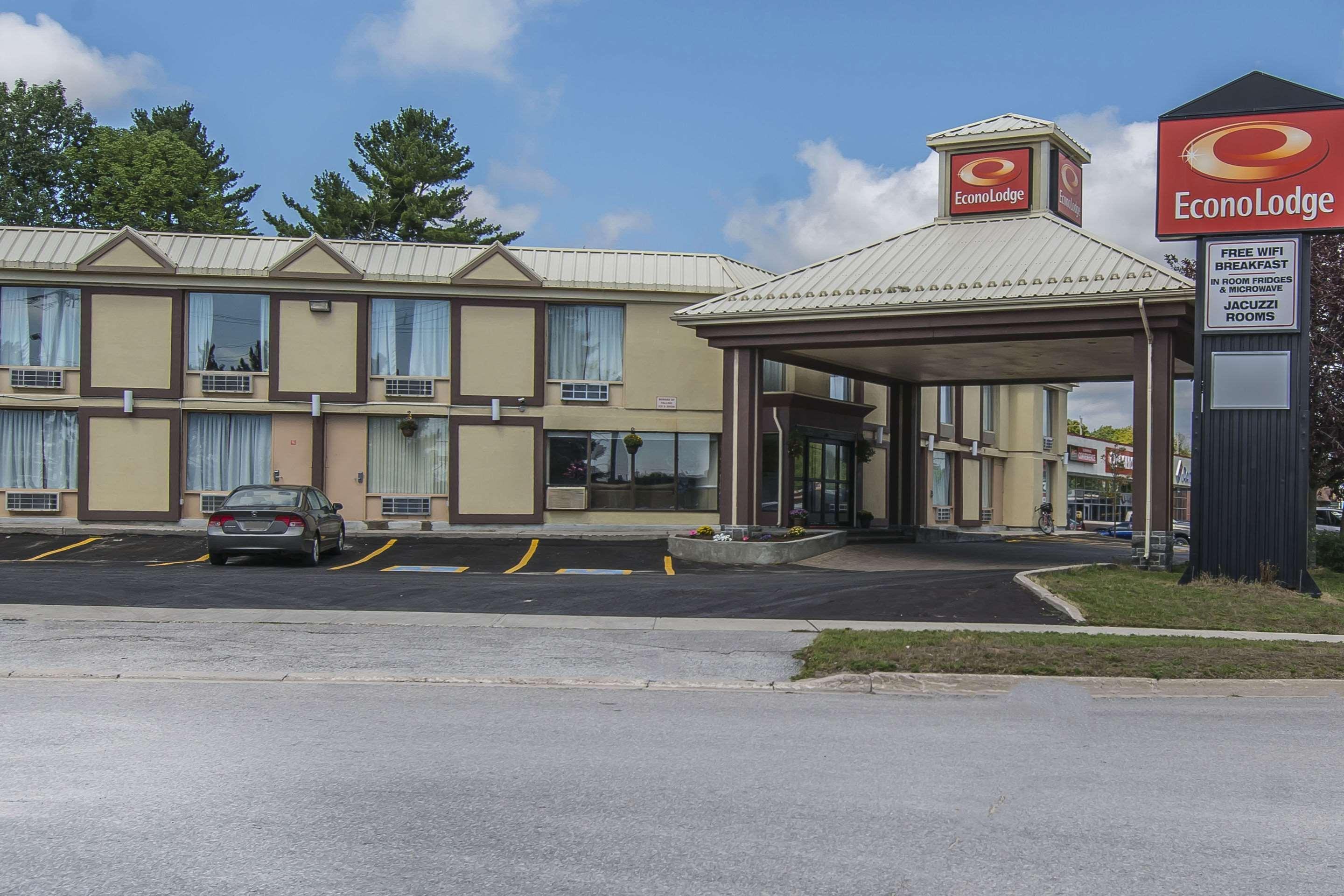 Econo Lodge Orillia Exteriör bild