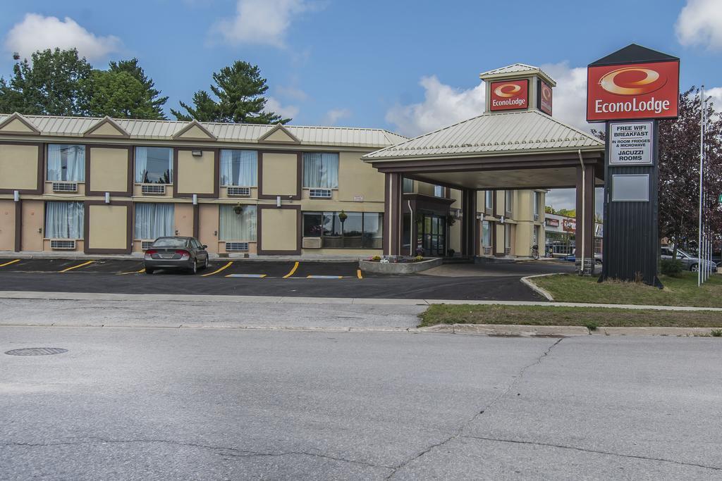 Econo Lodge Orillia Exteriör bild